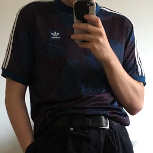 adidas t-shirt - en cool adidas t-shirt i storlek m som köptes på foot on mars i playa del ingles! använder den aldrig tyvärr, men kan bli en snygg fit av den ✨ kan såklart skickas om köparen står för frakten ✨