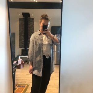 Monki skjorta - Jenny long shirt” från Monki.  🍋 strlk XS men oversize, jag är en M så skulle säga passar xs-m beroende på hur man vill att den ska sitta 🍋 knappt använd, mycket fint skick 🍋 pris: 50 kr