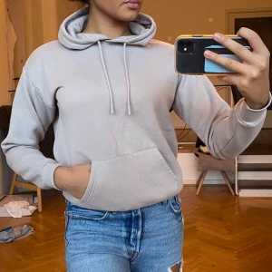 Beige/Grå Hoodie  - Säljer min beige/gråa super mysiga hoodie ifrån Primark i London. Använd ett fåtal gånger dvs i bra skick, säljer den pga att den inte kommer till användning. Stl S bara att skriva för fler bilder. Köparen står för frakten. 