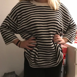 Noisy May - Oanvänd stickad tröja i svartvita ränder. Prislappen sitter kvar. Köpt för några månader sedan. Köparen står för frakten.