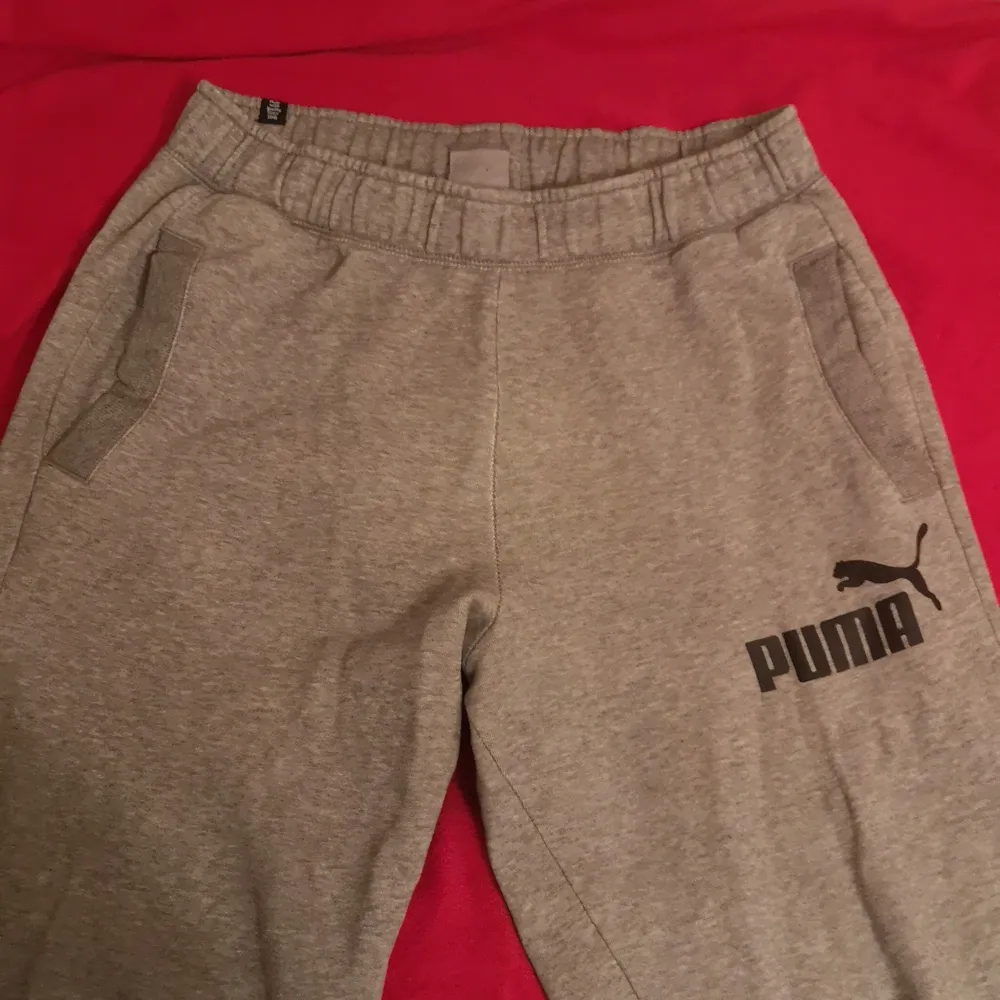 Grå Puma mjukis i bra skick!! Storlek M. . Jeans & Byxor.