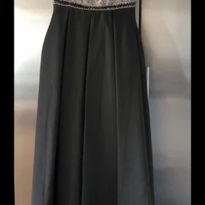 Festklänning str 42 - Svart festklänning. Den har fickor. Använd en kväll. 