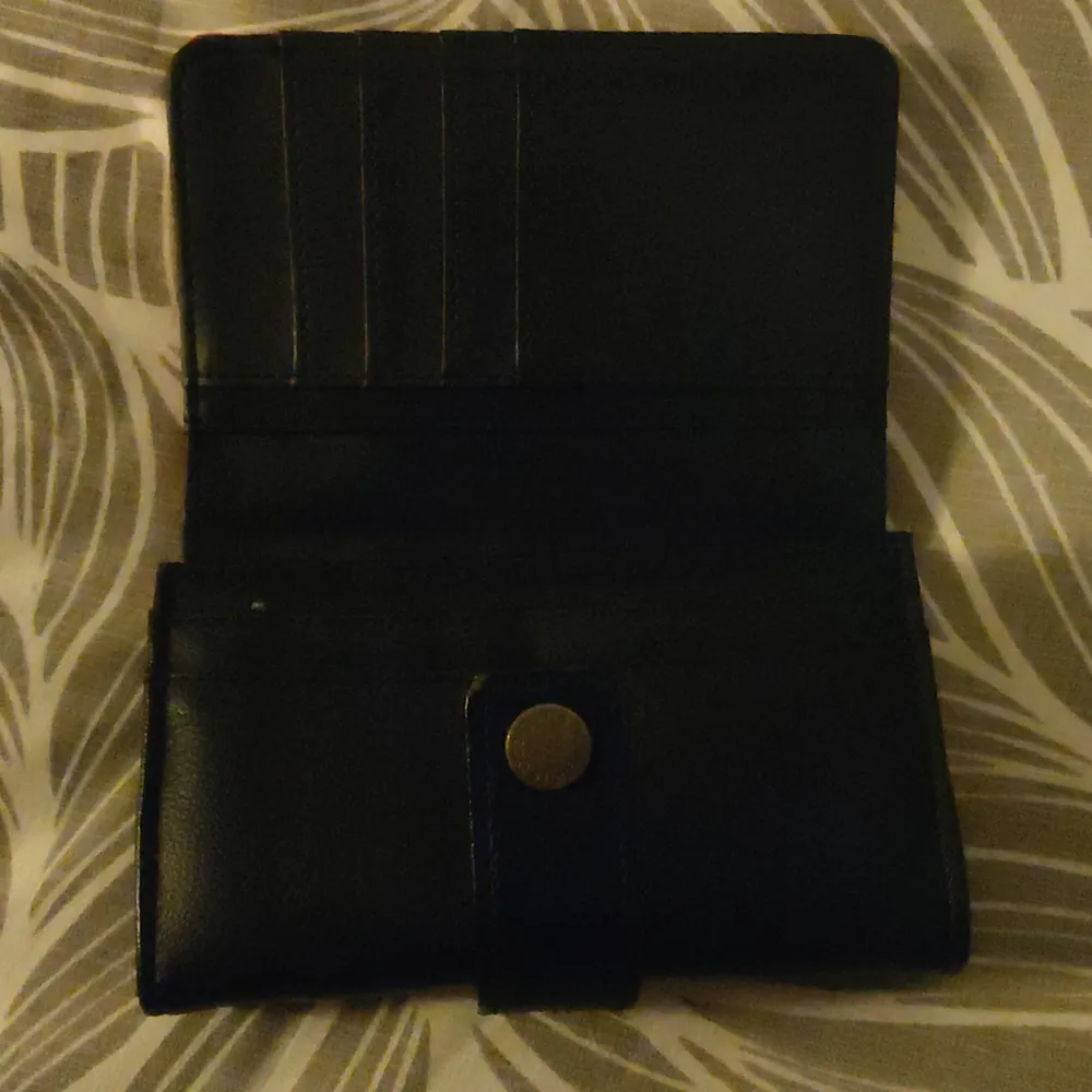 En fin plånbok från Desigual som är köpt för 800kr!. Accessoarer.