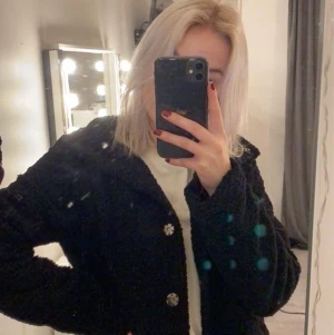 Snygg skinnjacka från Zara - Se även mina andra auktioner. Om du köper mer samfraktar jag. 150kr och 63kr i frakt