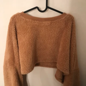 Mysig och fluffig tröja - Lurvig, croppad, långärmad tröja som även är lurvig på insidan