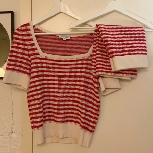 Rutigt set - Ett jättefint set (tröja+kjol) från &other stories i storlek S. Köpt via second hand.  Gott skick! Säljer då det tyvärr inte passar mig.