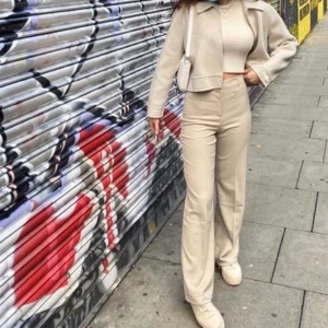 Beiga kostymbyor - Jättefina Beiga raka kostymbyxor från monki, nästan aldrig använda så säljer därför de. 