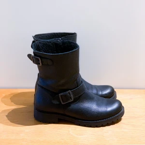 Fodrade boots 38 - Fodrade biker boots med snygga detaljer. Väldigt bra skick, sparsamt använda förra vintern. Kan tyvärr inte ha dem efter att ha opererat foten, men älskar dem. Jättesköna och varma. Bra sula. Dragkedja på insidan skon. Nypris 1,300kr.