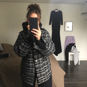 Rutig skjortjacka  - Cool oversized skjortjacka med rutig textil. Superfin jacka i ett toppskick! Silverdetaljer och två fickor på vardera höft samt två bröstfickor. Tyvärr får jag inte användning av den så väljer att sälja den. Storlek small. Ordinarie pris 600 köparen står för frakten 
