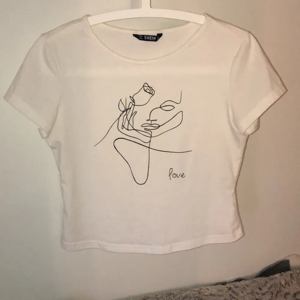 En superfin T -shirt från SHEIN som jag köpte i somras. Den har ändats kommit till användning ett fåtal gånger och är därmed i gott skick.. T-shirts.