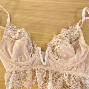 Ljusrosa spets-bh - Säljer en ljusrosa spetsbh pågrund av fel storlek, så helt oanvänd i storlek 75C ifrån Nelly.