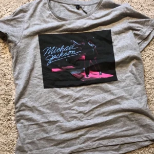 T-shirt - Har aldrig använt denna t-shirt, den är köpt på Ullared och trycket är ”Micael Jackson”