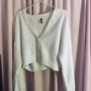En SUPER FIN cardigan från Hm - Säljer pga att den är för stor på mig som är S den åker av axlarna konstant tyvärr