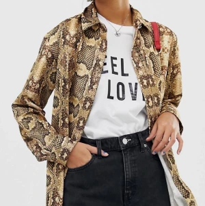 Satinskjorta från Reclaimed Vintage - En asball skjorta från Reclaimed Vintage som jag köpt från ASOS. Använt den en gång så säljer denna fina skjorta så den kommer till användning. Köpt den för 439 kr men säljer den för 250 kr.