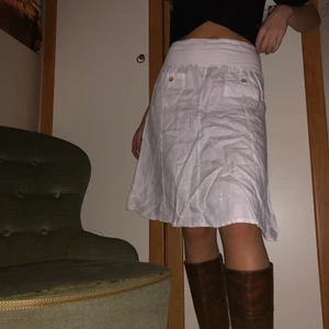 Linnekjol - Jättesöt linnekjol köpt från Italien. Fina fickor med småknappar på framsidan 🥰