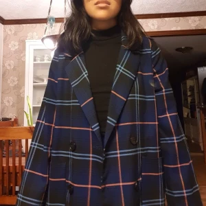 Plaid Blazer - Rutig blazer i mörkblå färg med rosa och ljusblå mönster. Så snygg att layera med i vinter över en polotröja. I bra skick men och en favorit men används inte längre. Är storlek xs och denna är menad vara oversize, så gick ner en storlek då xs blev för stor.