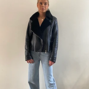 Läderjacka - Säljer min fina läderjacka (foux). BUDA I KOMMENTERBA! Den är lite sliten på insidan längst ner vid armen, så ingenting som syns. Köparen står för frakten❤️