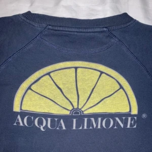 Acqua Limone Sweatshirt - Fin Acqua Limone tröja i marinblå med ett stort fint tryck på ryggen i storlek S (unisex). Köparen står för frakt!