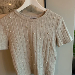 Stickad T-shirt - Söt & varm topp från zara med pärlor på framsidan!Aldrig använd🤍