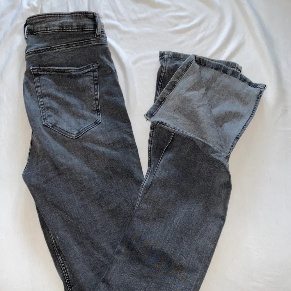Säljer dessa jeans med slits ifrån zara! Tyvärr är de för stora för mig så de har aldrig kommit till användning, endast testade.😇🥰 frakt på 60kr tillkommer!. Jeans & Byxor.