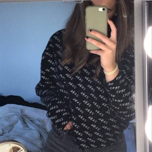 Zara tröja  - Säljer nu min zara tröja , en jätteskön tröja som det står ”zara” på över hela, svinsnygg!!! Pris+frakt💜