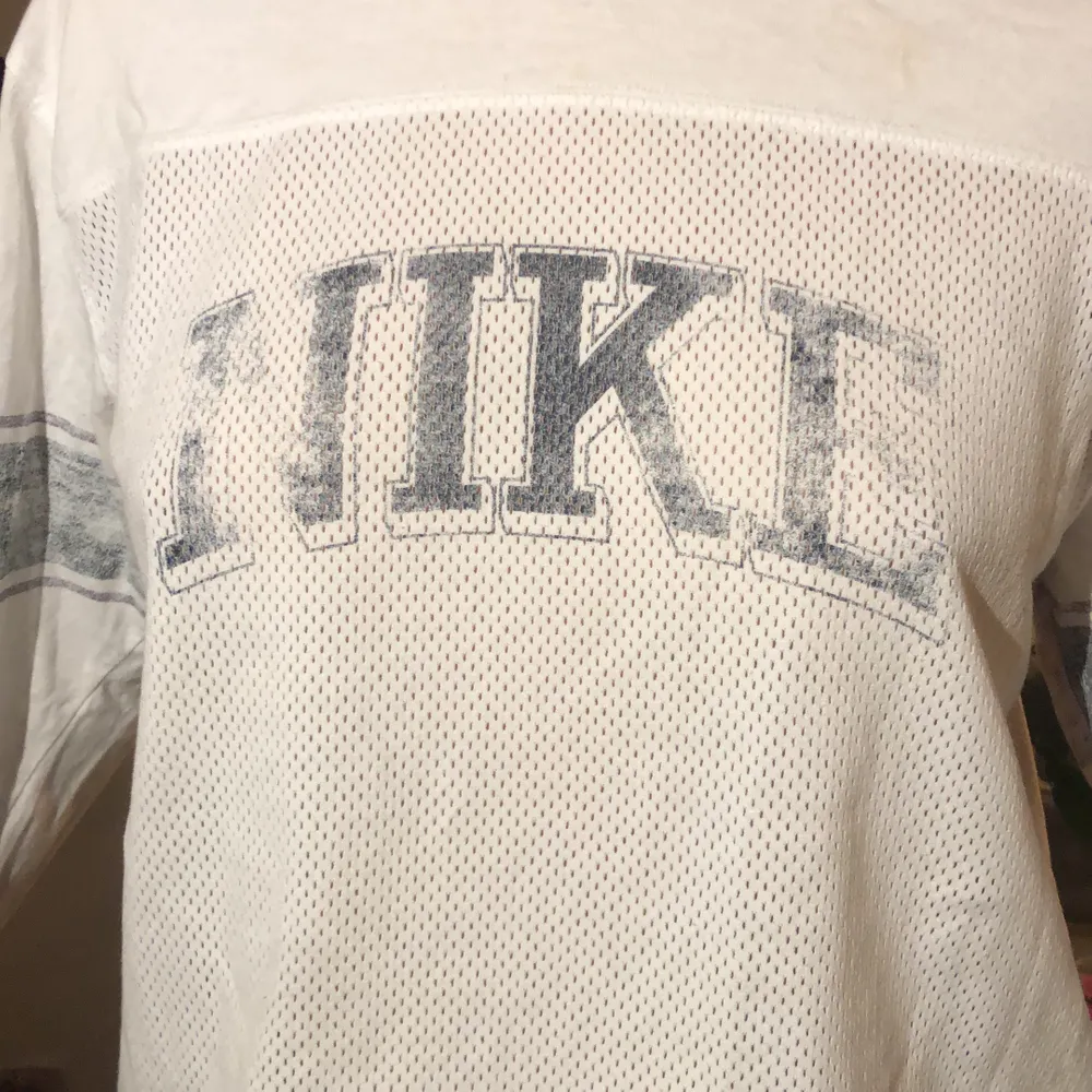 Säljer denna svincoola Nike tröjan från humana. Älskar verkligen den men kommer inte längre till någon användning:(( skriv för fler bilder. Om fler är intresserade blir det budgivning.  Frakt tillkommer, annars möte i växjö eller älmhult. Tröjor & Koftor.