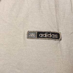 Säljer denna skitcoola vintage Adidas T-shirten köpt på humana. Är så sjukt snygg men använder bara tyvärr inte den längre.