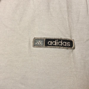 Vintage adidas tshirt - Säljer denna skitcoola vintage Adidas T-shirten köpt på humana. Är så sjukt snygg men använder bara tyvärr inte den längre.