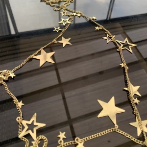 Stjärnhalsband - Snyggt halsband med guldiga stjärnor✨✨ Frakt: 22 kr