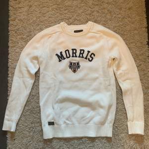Stickad Morris tröja i storlek extra small i bra skick. Nypris 1200kr. Säljer för 150kr.