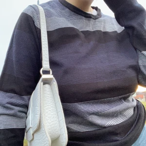 TRÖJA - Superfin varm och randig tröja i storlek s/m. Använd 1-2 gånger, 100 kr + frakt 🚚 