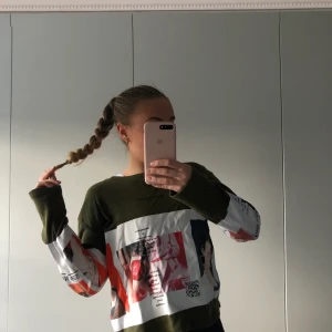 Collegetröja - Militärgrön tröja från Zara med tryck framtill och på ärmarna. Väldigt snygg och i bra skick. Säljer pga kommer inte till användning. 