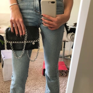Fake Stella väska one size - Säljer min Stella inspirerade väska! Jätte fin och går att anpassa efter hur du vill ha den med längden som man ser på bilderna! Skriv för fler bilder!🖤🖤