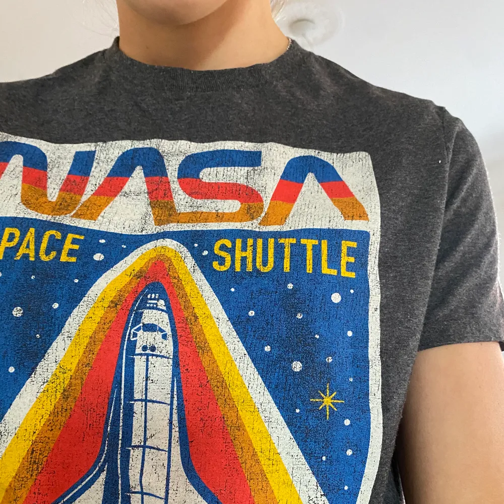 Grå tröja med NASA-tryck!! Köpt i USA för två år sen✨🇺🇸 jättebra skick och kan stylad så snyggt!! Passar S eller en liten M❤️. T-shirts.