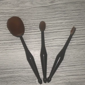 Sminkborstar  -  Säljer dessa sminkborstar för de kommer inte till användning för har andra men dom är jättebra jag har använt om ett fåtal gånger