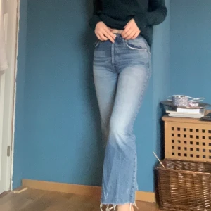 Ripped jeans - fin blå tvätt s.34 - Fina jeans från Zara, klippt av de i benen så de ser lite slitna ut. Lite slitningar längs benen som var så när dem köptes. Jättesköna i strl 34 (jag är 176). Kan överlämnas om det är i Göteborg, annars frakt.