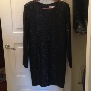  - Paljettklänning, svart från InWear. Oanvänd med lappar kvar. Nypris 1899 kr. 