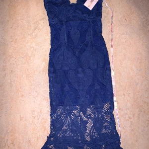 Spetsklänning i marinblå  - Helt nu klänning oanvänd. Knälång + spetsdelen 