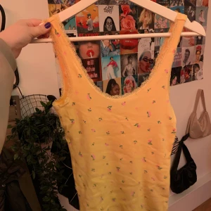 Linne från monki strl S - Jättefint gult linne från monki i storlek S, köptes i somras men har inte kommit till användning så därför säljer jag det. Köparen står för frakt!