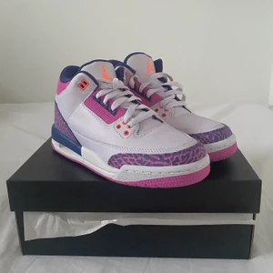 Jordan 3 Pastell - Säljer mina Air Jordan 3 i ”Barely Grape” pga för små 😭 Storlek 38,5, helt nya med låda. Skitsnygg pastell-lila färg som passar till jeans 🥺🔮