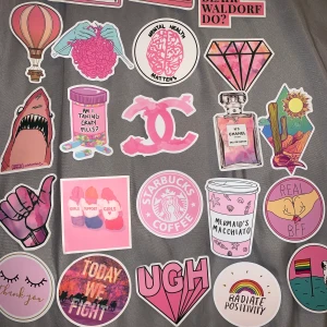 Klistermärke - Har massa kvalitetsklistermärke som är perfekta att sätta på exempelvis datorn. Alla är matta. Det går att välja klistermärke men jag säljer helst random, alltså att jag packar ihop dem. 1 klistermärke kostar 5kr. 5 stycken kostar 15kr och 10 stycken kostar 25kt + frakt. Frakten blir 11kr oavsett hur många du köper❤️