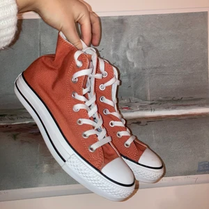 Oranga Converese  - Säljer nu dessa coola conversen. Aldrig använda och är därför som nya. Väldigt unika & skulle tänka mig att just denna färgen är väldigt svår att få tag på. Storleken är 5, motsvarande 38. Köpta i usa 2014! Kontakta för frågor eller vidare funderingar💕💕 