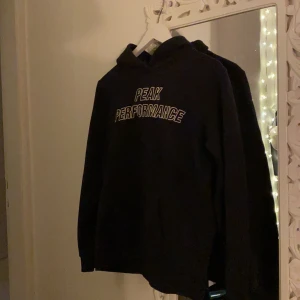 Peak hoddie - Väldigt fin peak performance  hoddie i storleken 170/xs kan vara lite overzie på korta personer, färgen är blå/svart 💖 Frakten får man stå för själv🚚