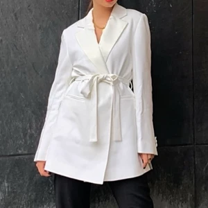 White oversized blazer - Nyskick, har använt bara en gång, en riktigt stilig kavaj