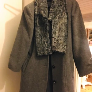 Ullkappa stl38 - Elegant och lite använd. Passar S-L skulle jag säga. Köpare betalar frakt. Fuskpäls💕 