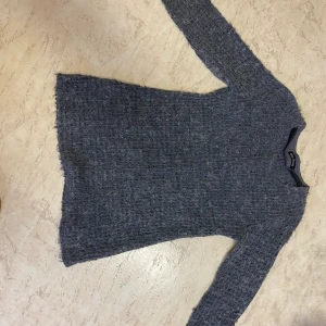 Tröja Mac Scott strl 38  - Mac Scott tröja i strl 38.Fint skick! Mått mätt under ärmhål hål och ner 50 cm. Bystmått under ärmhål till ärmhål 45 cm