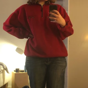 Peak Performance vintage tröja - mkt fin röd fleecetröja från peak performance, oversized på mig som vanligtvis bär strl m/l. möts i sthlm eller köparen står för frakt
