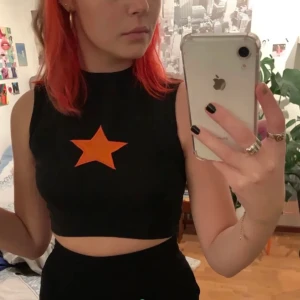 90’s linne - Skitfint lite kortare linne med 90’s vibes🥺 Köpt på Plick och det står ingen specifik storlek i den, men den passar nog xxs -s beroende på hur man vill att den ska sitta! ✨ kunden står för 🚚 