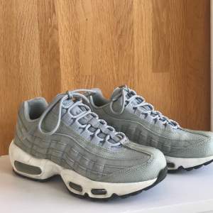 Nike skor i grå blå färg. Storlek 37.5