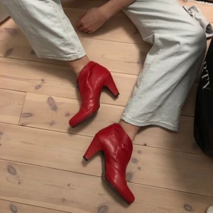 Röda Vagabond Klackarskor  - Röda klackarskor från Vagabond i bra skick! Strl 39, skriv för mer info! 